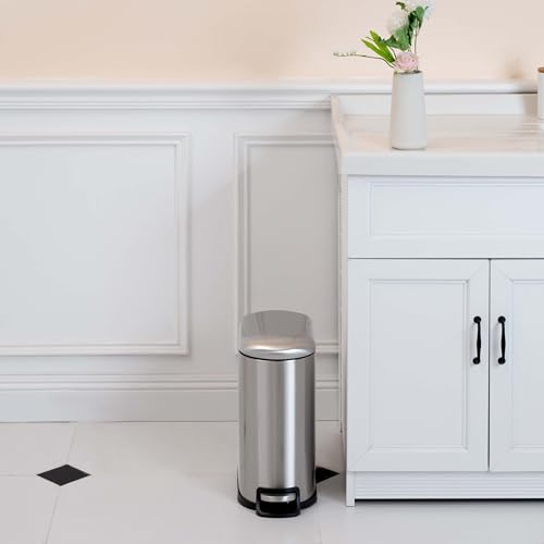 Amazon Basics D-Shaped Small Trash Can with Soft-Close Step Pedal, Removable Inner Bucket, Carrying Handle, Smudge Resistant, 10 l / 2.6 gallon, Silver