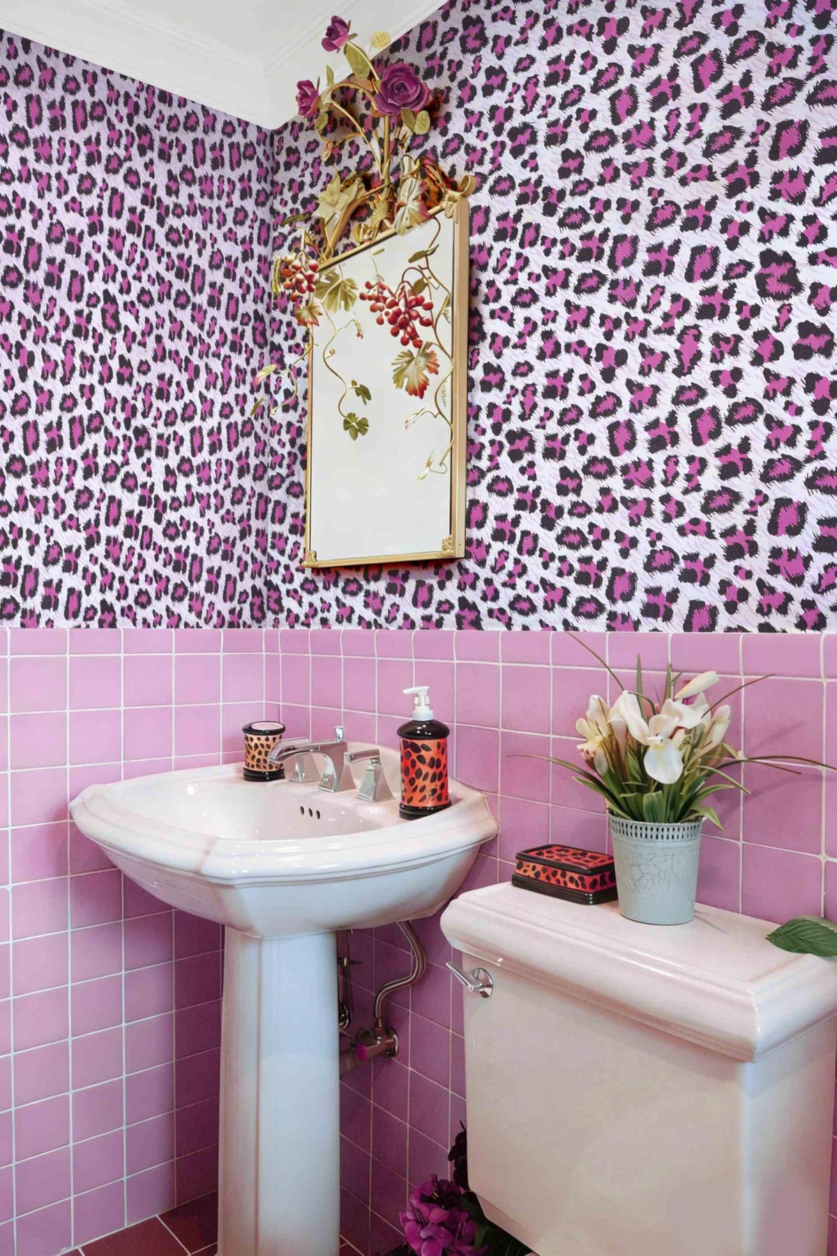Pink and White Cheetah Print Decor Wallpaper (Pink/White / 17.3" x 118")