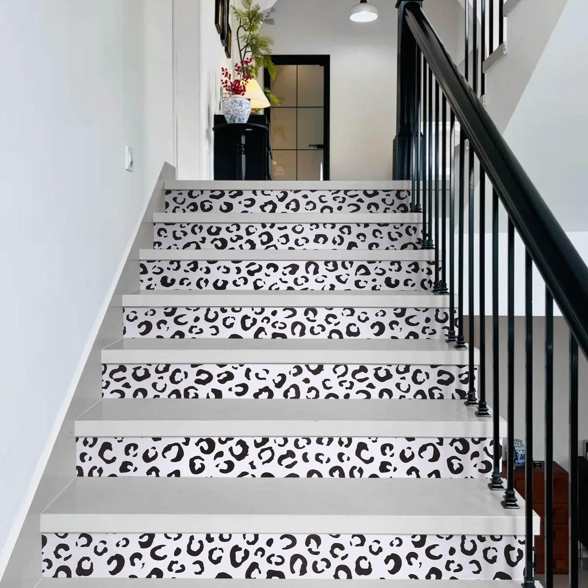 Black and White Cheetah Print Decor Wallpaper (Black/White / 17.3" x 118")