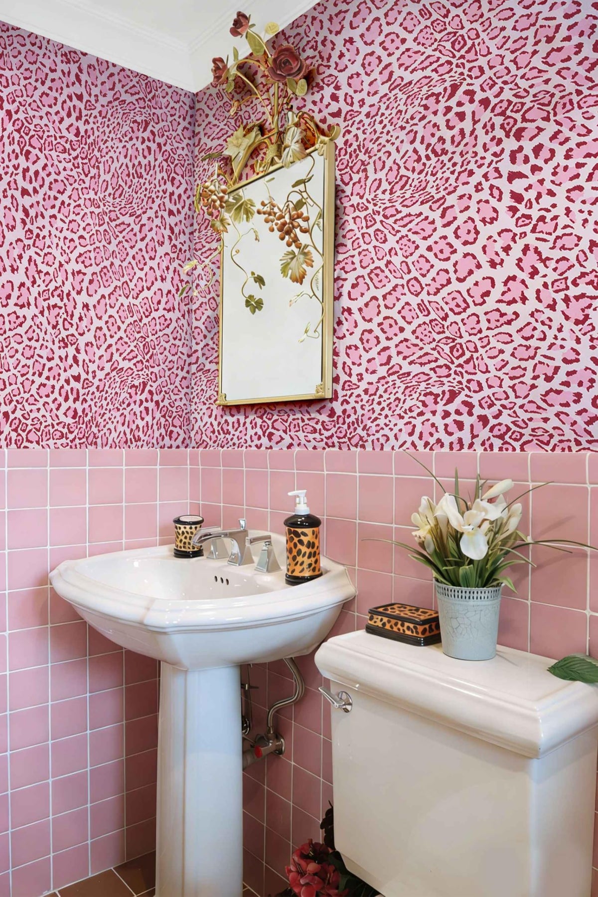 Cheetah Print Decor Peel and Stick Wallpaper (Pink / 17.3" x 118")